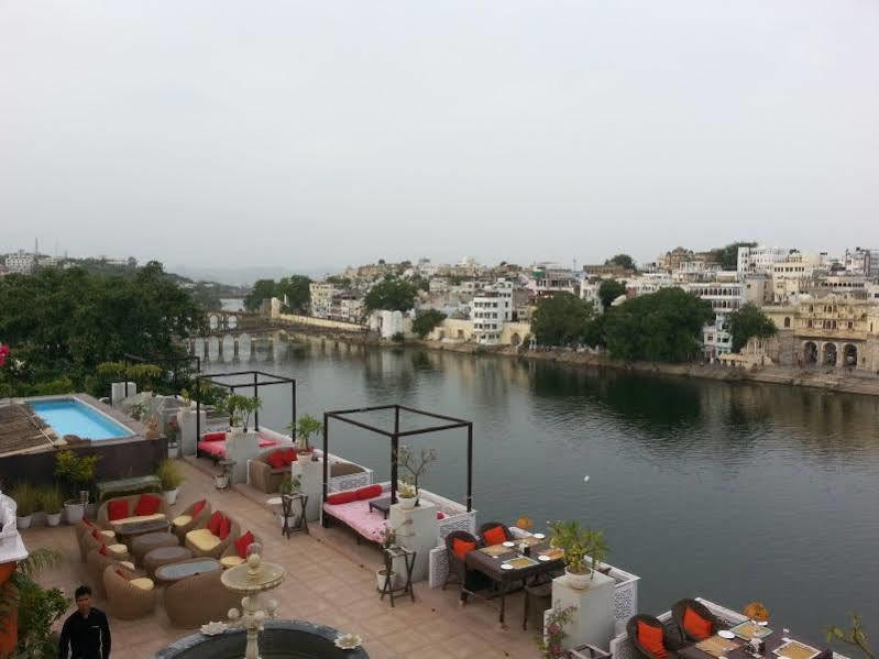 Lake Pichola Hotel Udaipur Exterior foto